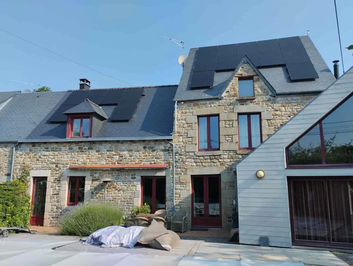 Panneaux solaires photovoltaïques posés sur une maison en pierre par FDHE