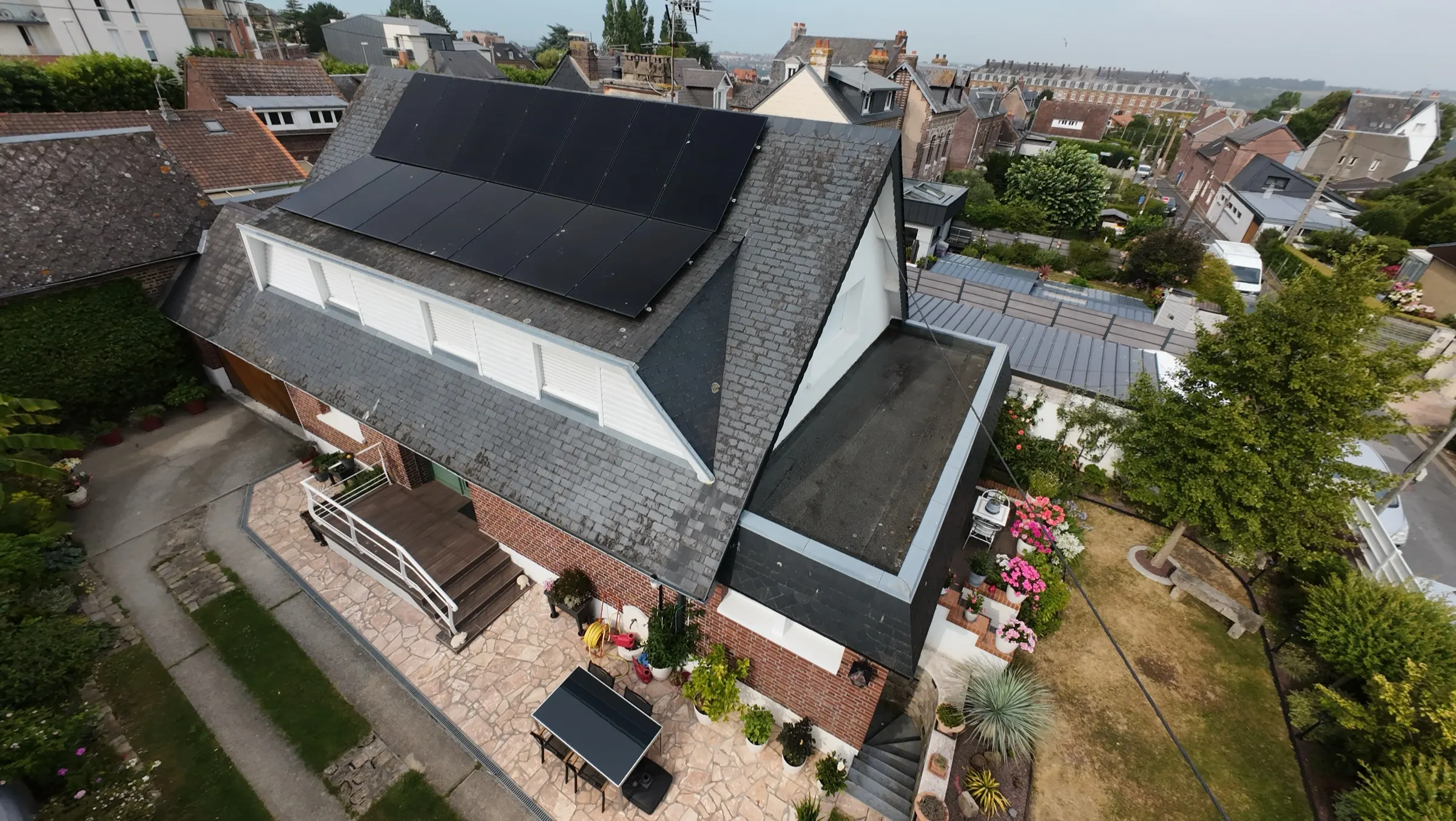 Panneaux solaires photovoltaïques posés sur une toiture par FDHE