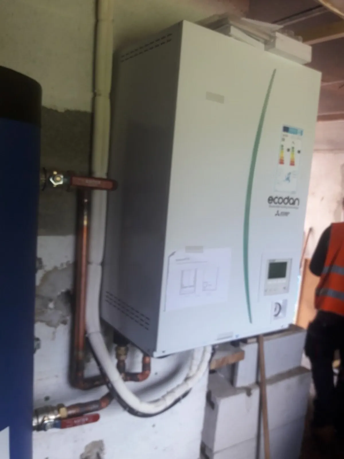 Module Ecodan Mitsubishi installé par FDHE contre un mur de parpaings au Grand-Quevilly