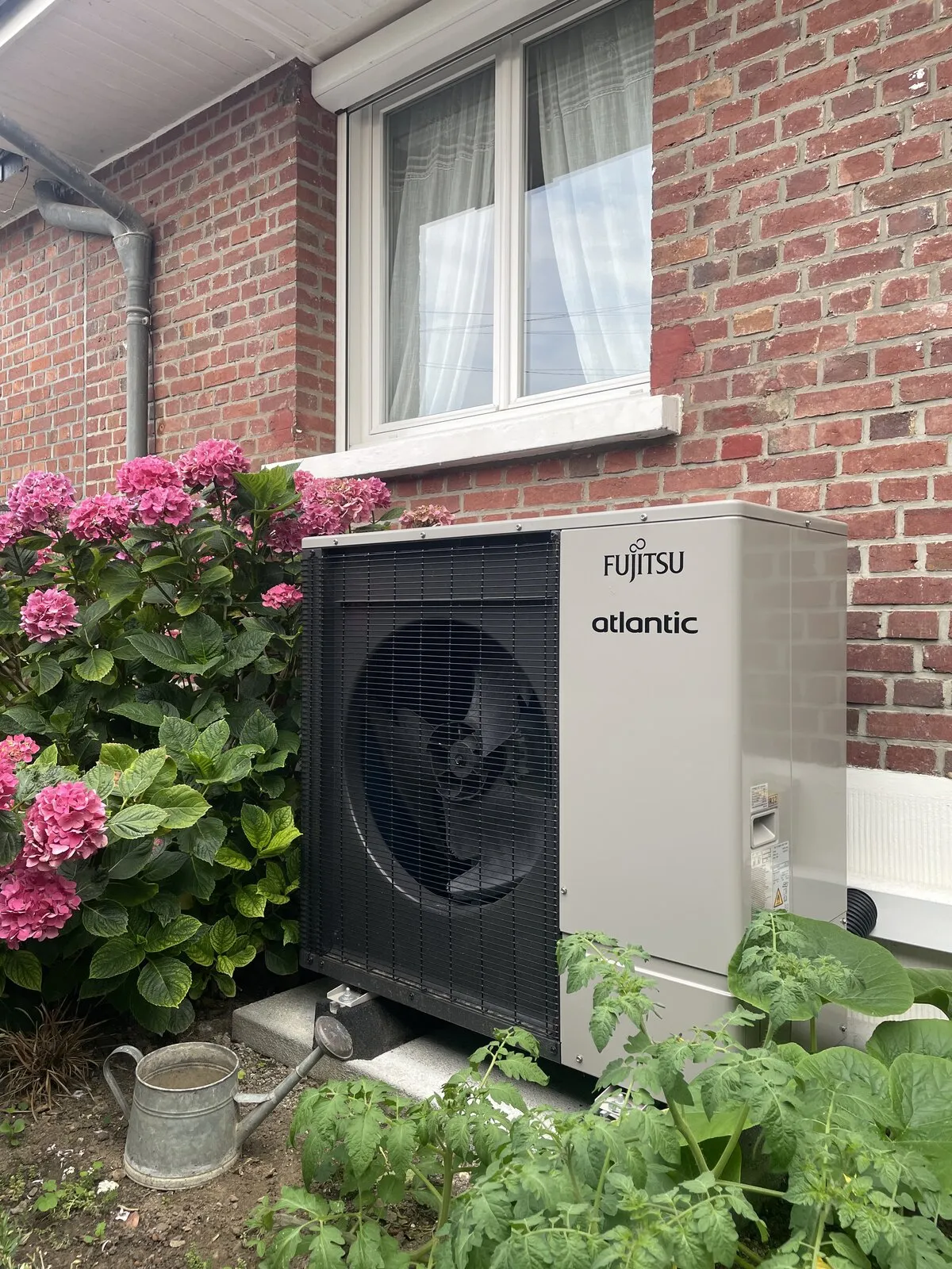 Unité extérieure de pompe à chaleur air-eau Fujitsu Atlantic installée par FDHE