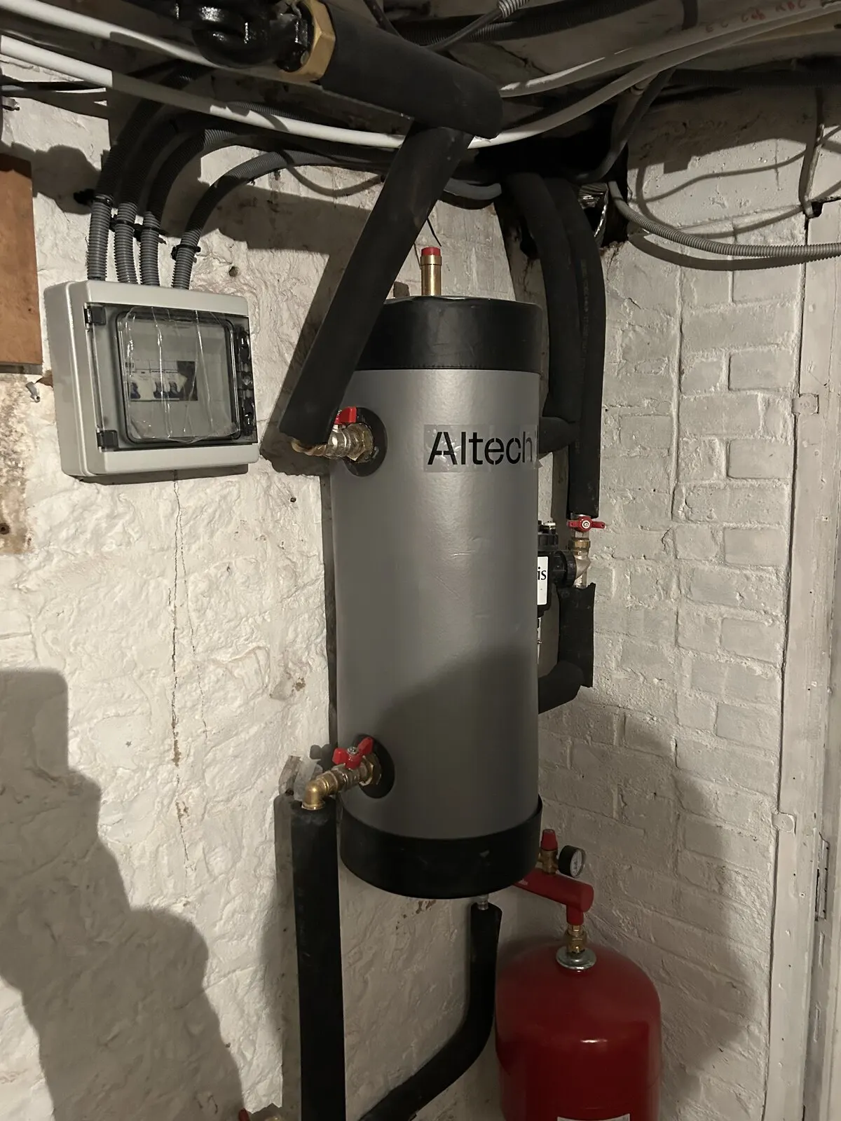 Bouteille de découplage Altech posée par FDHE sur une installation de pompe à chaleur air-eau à Sotteville-lès-Rouen