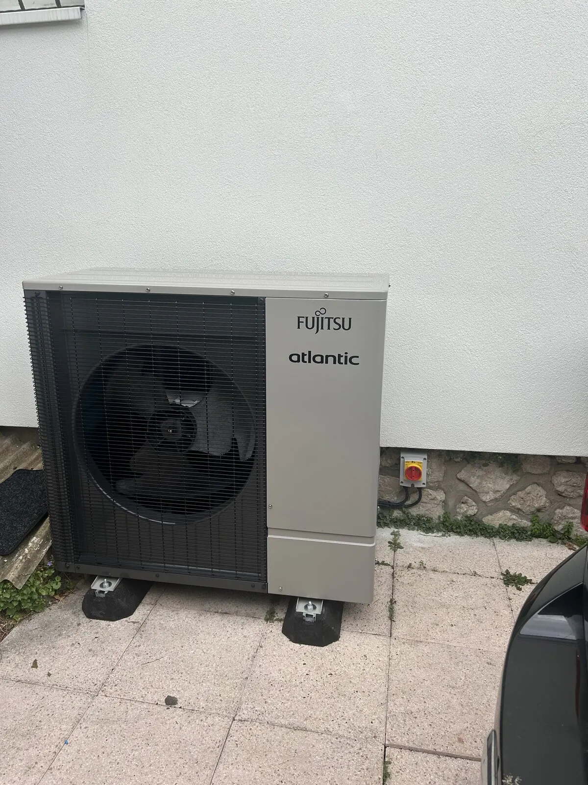Pompe à chaleur air-eau Fujitsu Atlantic installée sur plots par FDHE à Sotteville-lès-Rouen