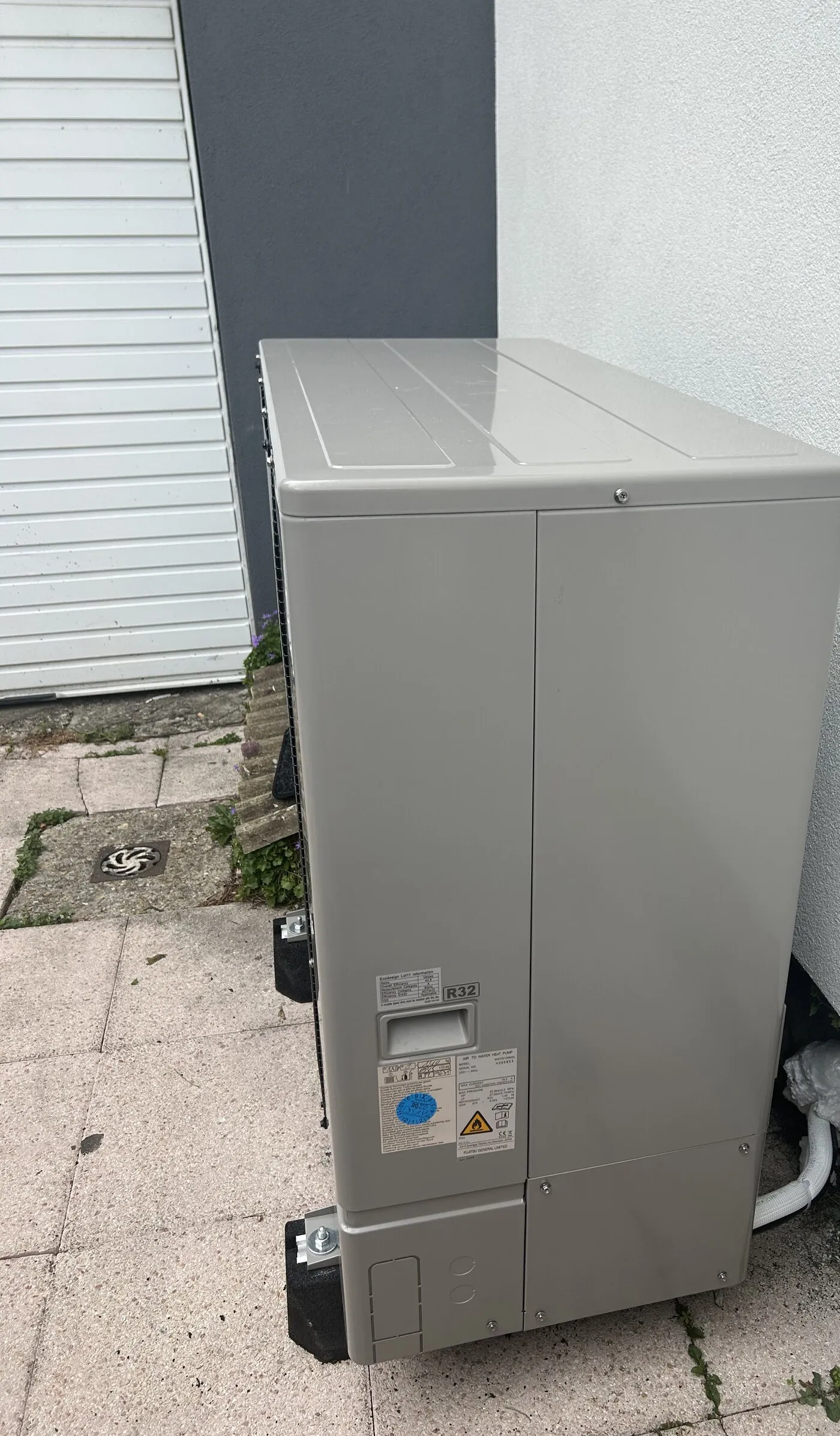 Pompe à chaleur air-eau installée par FDHE le long d’une maison de Sotteville-lès-Rouen