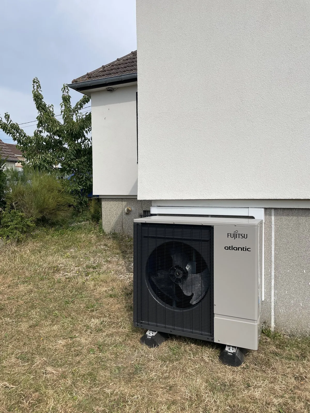 Unité extérieure de pompe à chaleur air-eau Fujitsu Atlantic posée par FDHE